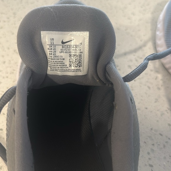 Men’s gently worn Nike Revolution Sneakers - Picture 4 of 7